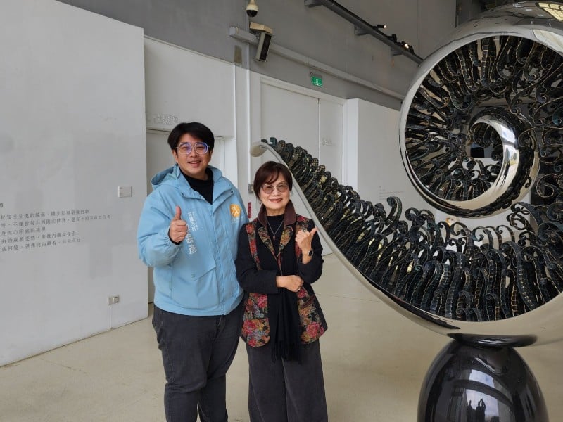高難度大型不銹鋼及銅雕塑「彷彿若有光-彭雅美雕塑個展」今正式揭開序幕