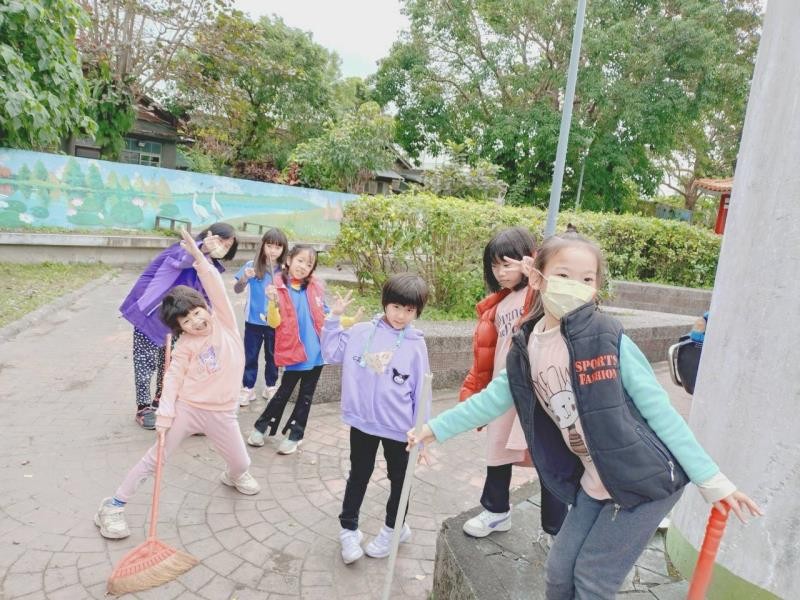 豐山國小師生為社區打掃迎新春