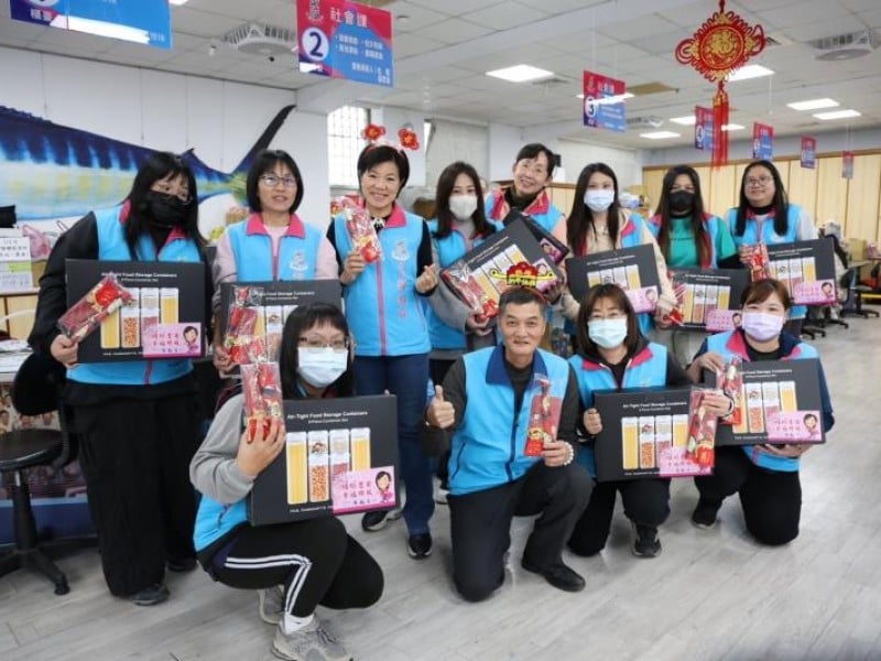 游淑貞向吉安鄉公所團隊辭歲送祝福