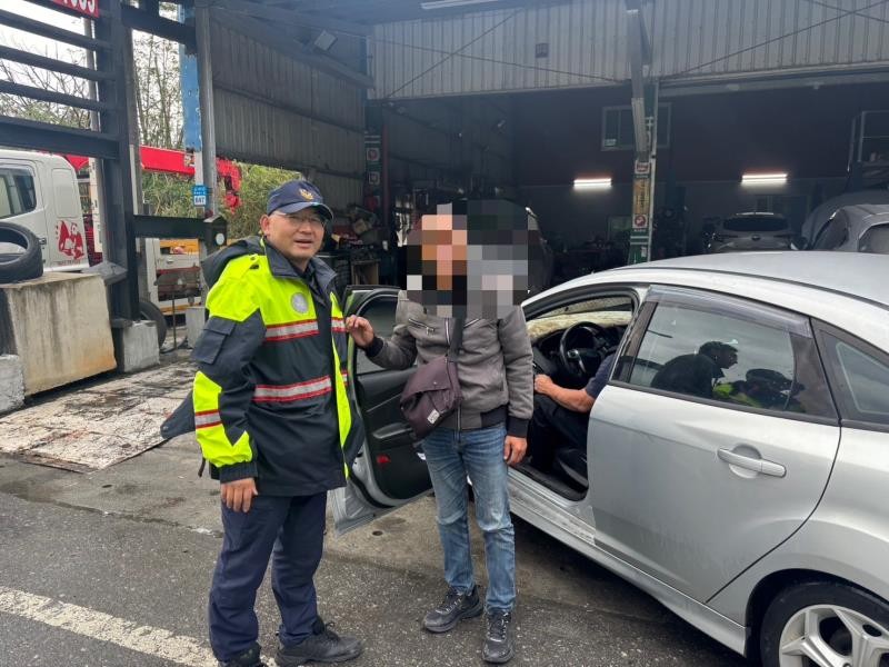 員警幫忙推拋錨汽車