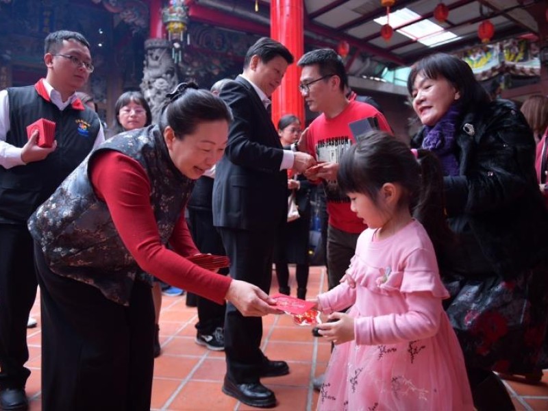 徐榛蔚年初三前往中南區宮廟發送春節福袋