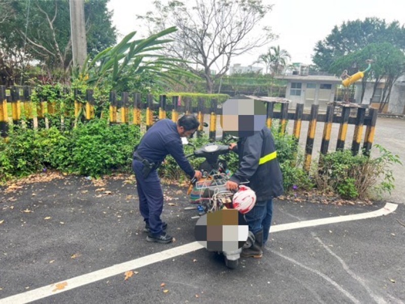 機車突沒油拋錨！吉安暖心波麗士即刻救援