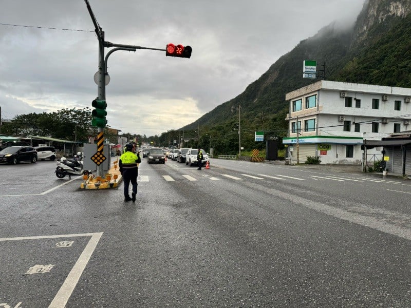 春節收假車潮擠爆蘇花！新城警分局14時啟動分流管制