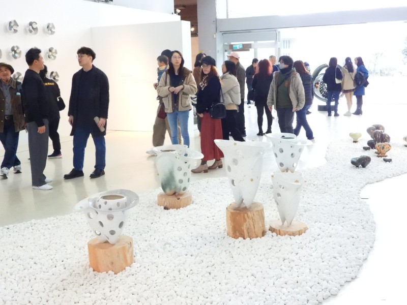 「彷彿若有光－彭雅美雕塑個展」盛大開幕，展現女性雕塑家的堅持與光輝