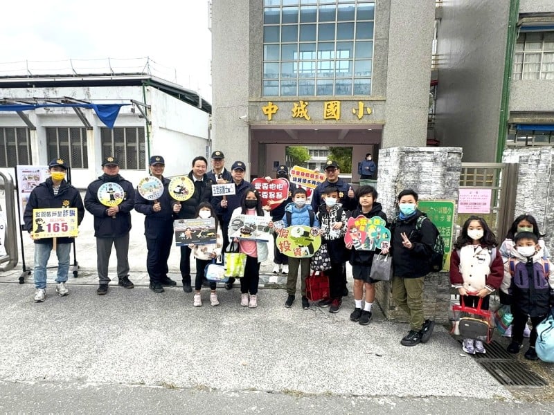 履新「玉里警長」開學日率隊護童 強化校園安全、識詐反毒宣導