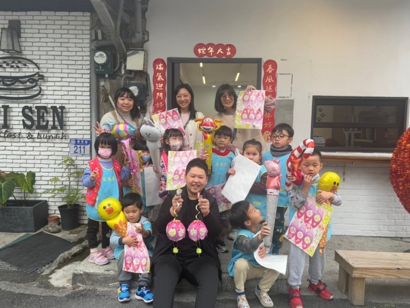 議員與代表攜手送燈籠,幼兒園童歡喜迎元宵