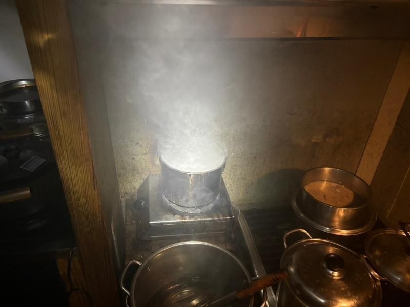 消防局呼籲餐飲業者定期清潔維護排油煙管以防火災