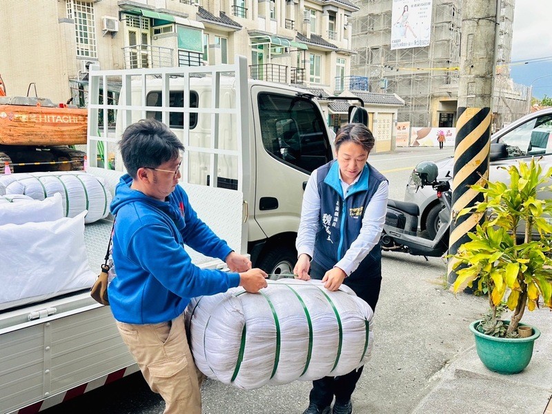 魏嘉賢議員轉贈100條棉被給花蓮縣智障福利協進會 讓愛與溫暖持續傳遞