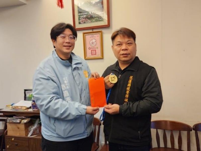 花蓮市長魏嘉彥拜訪IBF保齡球冠軍黃賢文
