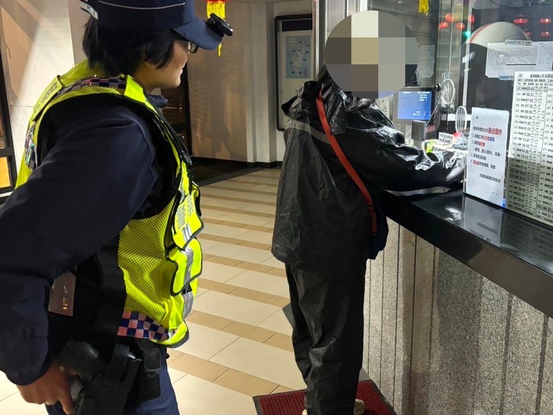 車輛爆胎 鳳警助民眾搭上列車