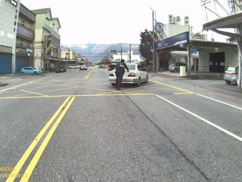 汽車拋錨停路中間 波麗士幫忙推到路邊