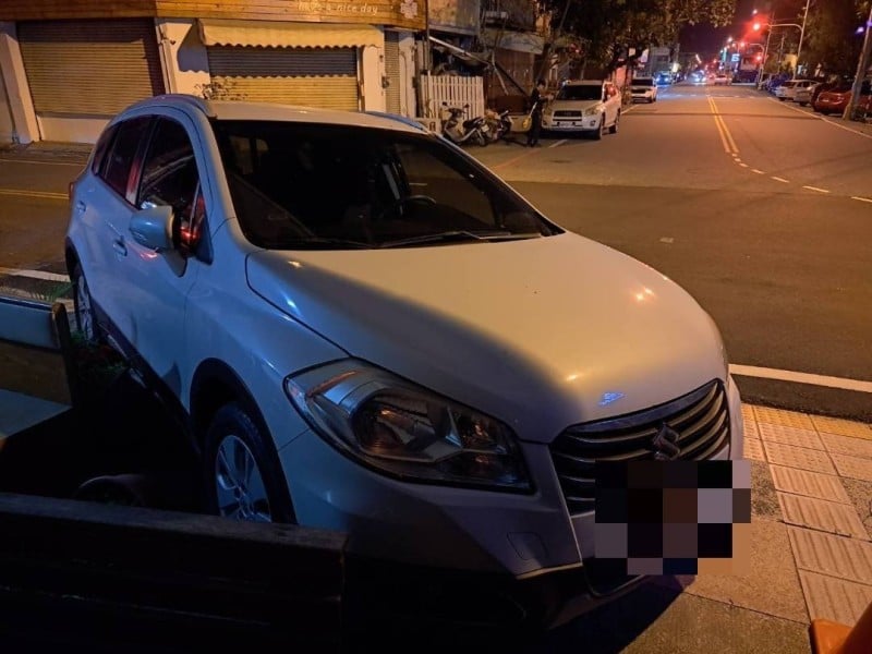 自撞路旁車輛後落跑？花警鎖定肇事車 積極追查駕駛到案