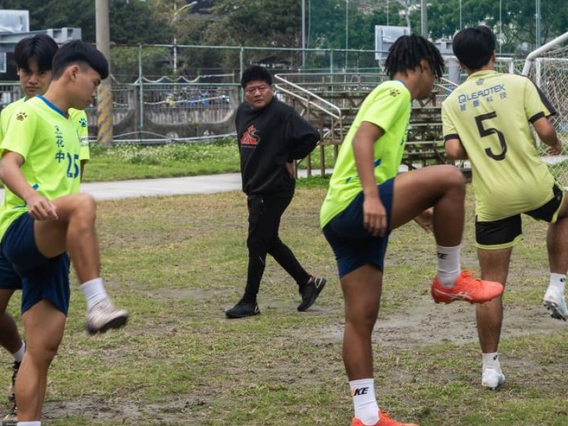 帶球員拚「戰績」也要顧他們「成績」的花中足球隊「老牛」教練