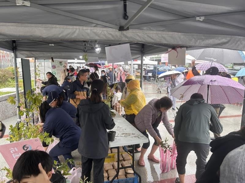 花蓮遠百捐發票贈「漢堡盒」植栽