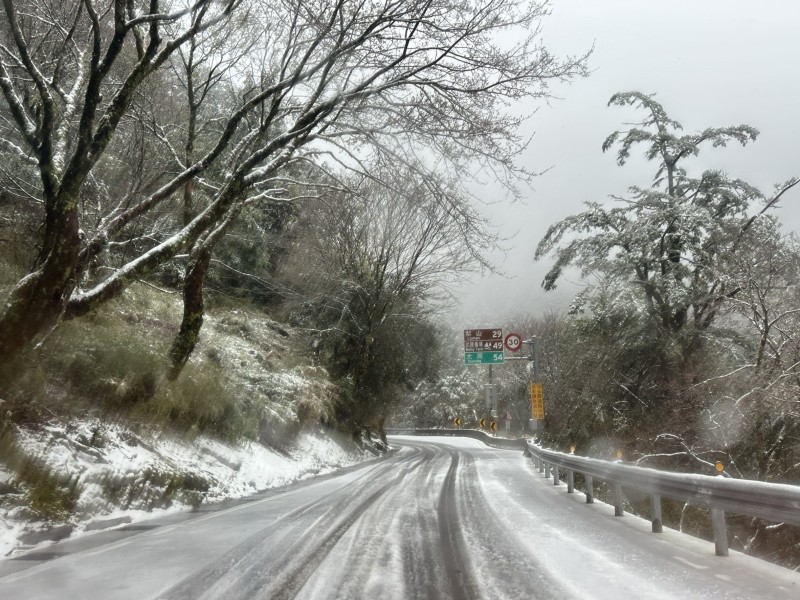 大禹嶺降雪結冰！台8線今日11時起限掛雪鏈通行