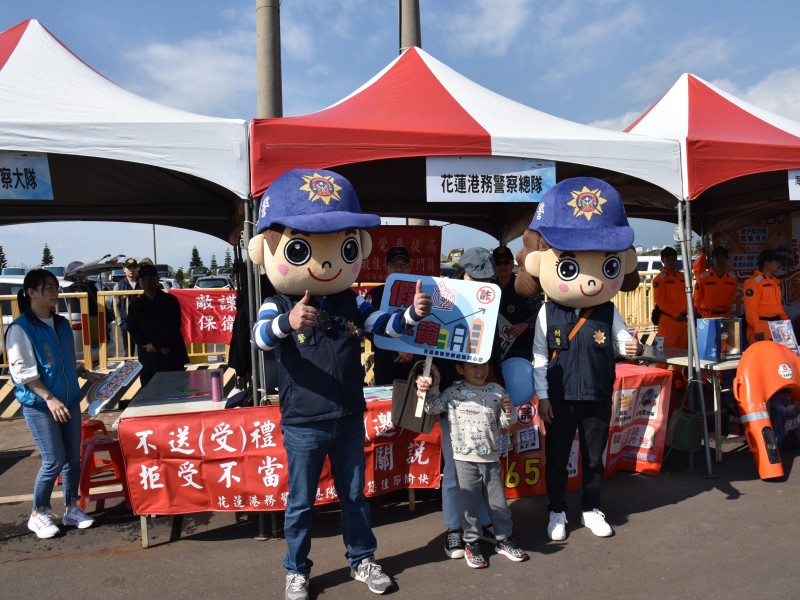 海軍敦睦支隊停靠花蓮港 軍警聯手疏導人潮 港警防詐宣導吸睛