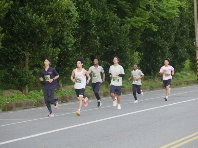 慈大精舍路跑熱血開跑！師生齊奔馳 健康與回憶雙收