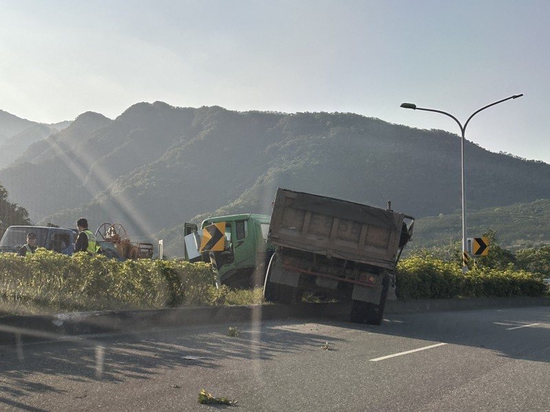 拖曳大卡車「前輪爆胎」失控撞上分隔島 駕駛所幸僅受輕微外傷