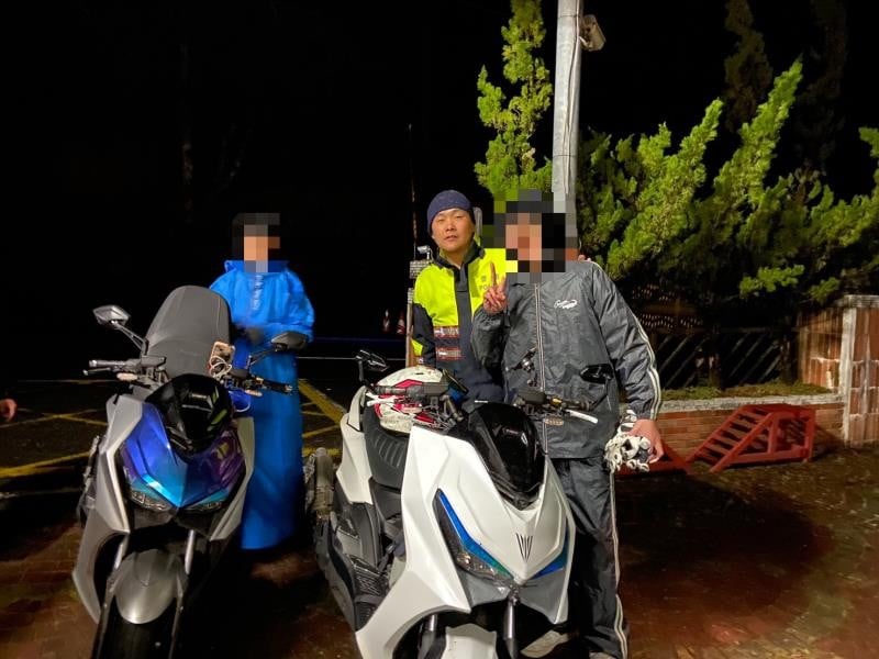 騎機車到大禹嶺沒油只能找警察幫忙囉！