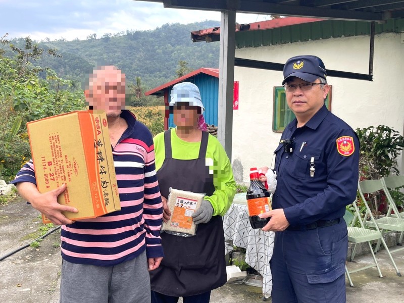 卓溪所長全力關懷弱勢 轉送愛心物資溫暖部落