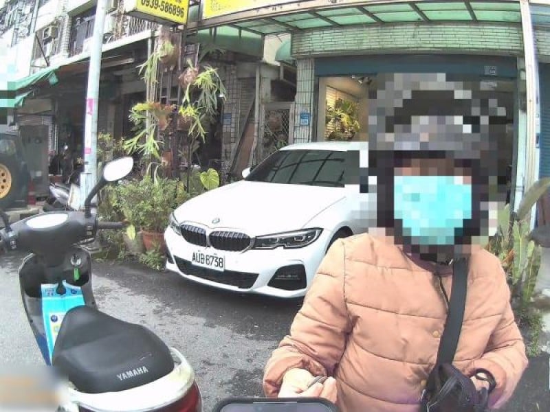 老夫妻騎車出門半路沒油 好在遇到警察