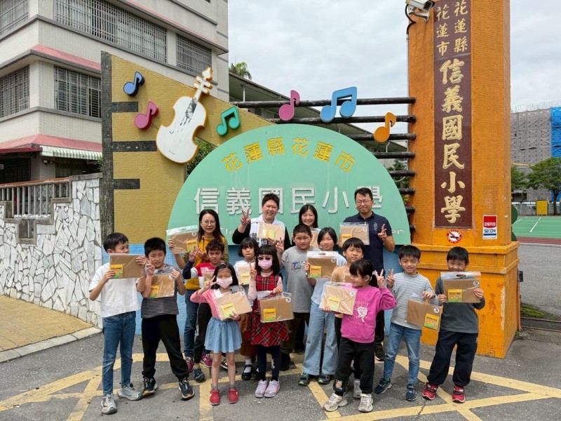 謝國榮議員辦公室主任謝宜萱回母校 送暖彩色蠟筆祝福學童