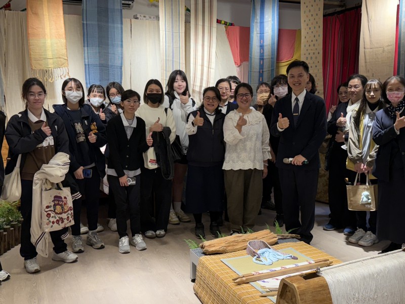 染出自然系美學!慈大駐校藝術家聯手師生玩創意,植物染織展溫暖開展
