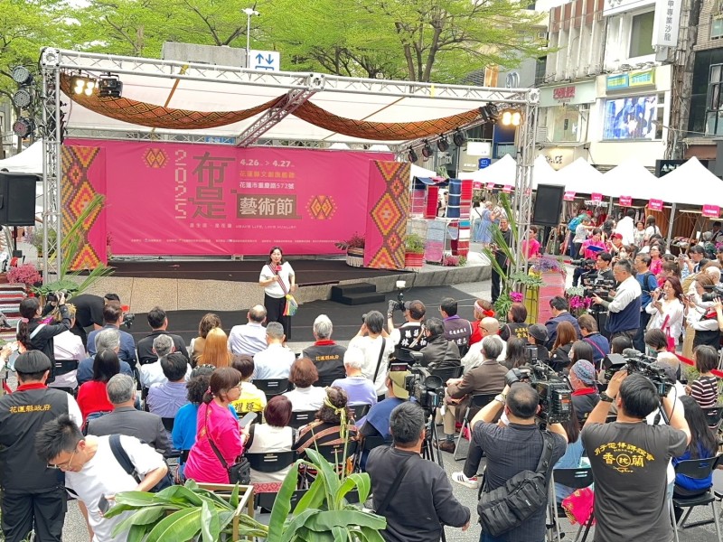 「織」出城市風景！花蓮《布是藝術節》台北快閃亮相 原民時尚直擊捷運生活