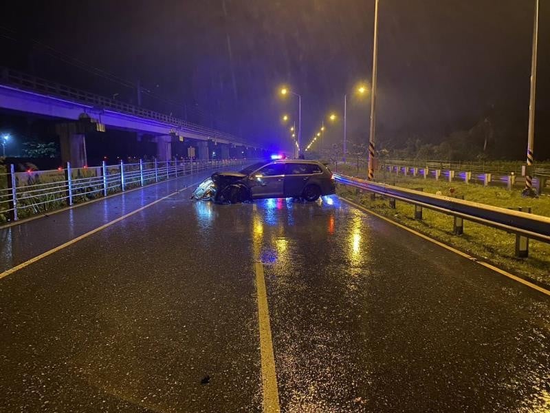 天雨路滑 自小客自撞護欄