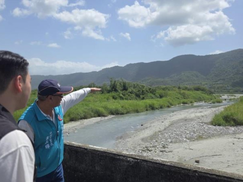 鳳林鎮大忠橋下淤積威脅農地安全 張峻聯繫相關單位會勘
