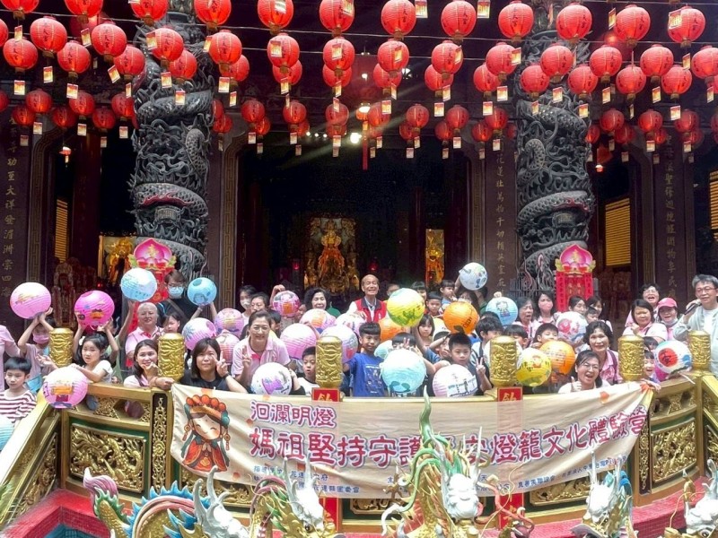 港天宮點亮文化與信仰的光芒!「洄瀾明燈」親子燈籠彩繪熱鬧登場,孩子心中平安燈閃耀溫馨祝福
