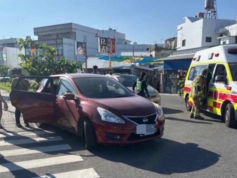 婦人倒車撞上安全島昏迷 愛犬不幸身亡畫面惹鼻酸