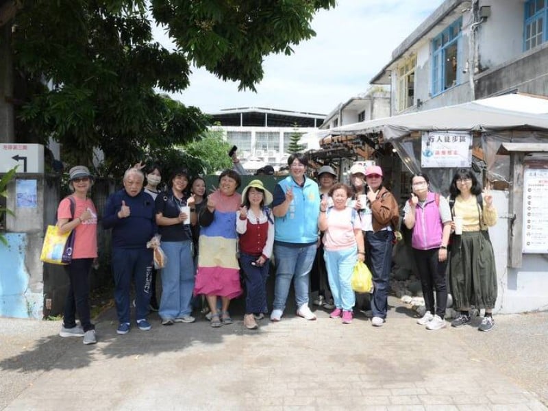 魏嘉彥與民眾共遊桐花小旅行