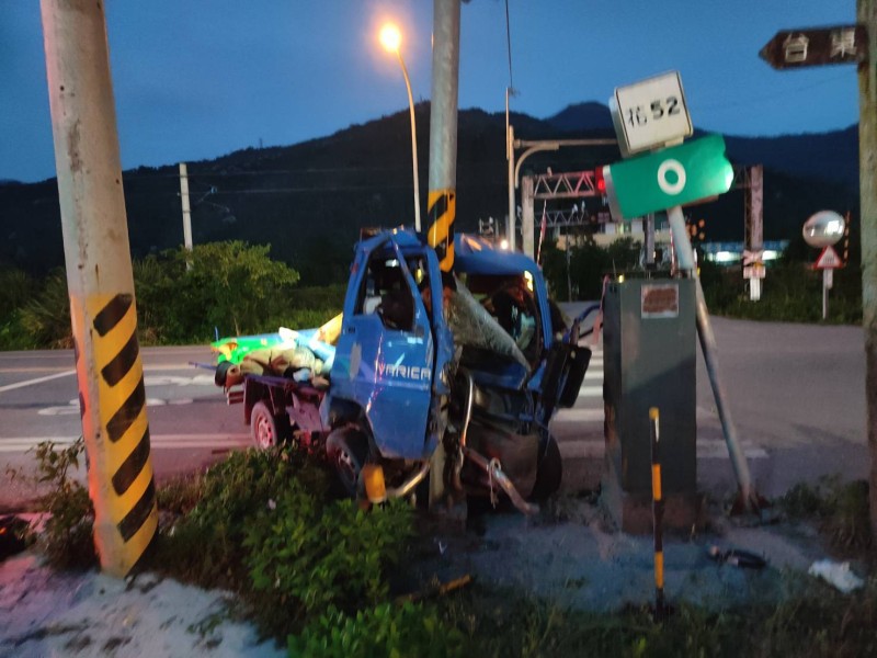 小貨車自撞 2乘客OHCA、駕駛傷 車上發現4把未登記獵槍、野生動物