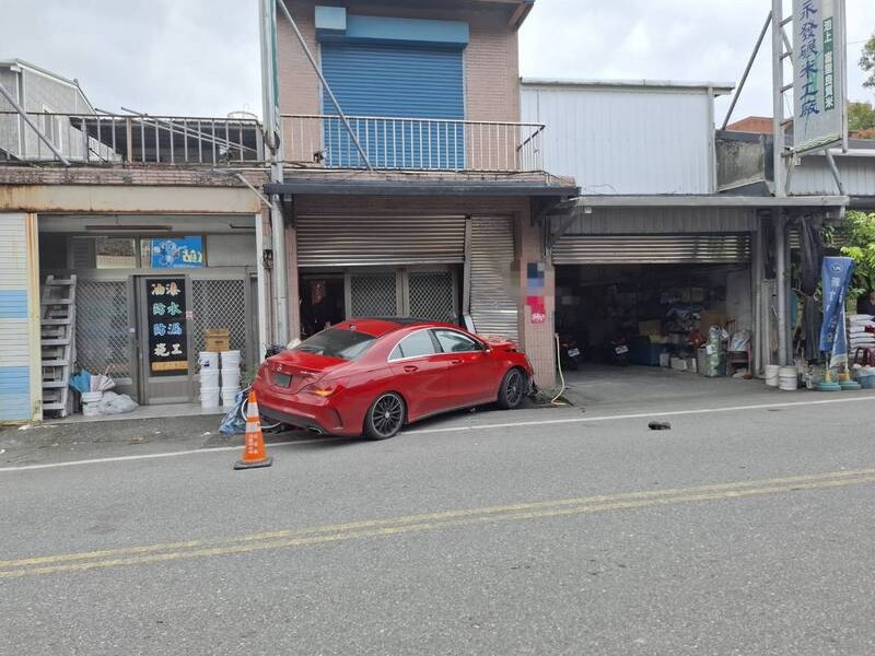 疑似車貸糾紛開車衝撞波及路人