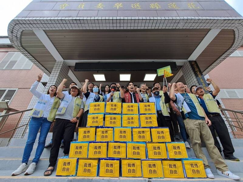 罷「傅」第二階段聯署書32777份送達花蓮縣選委會