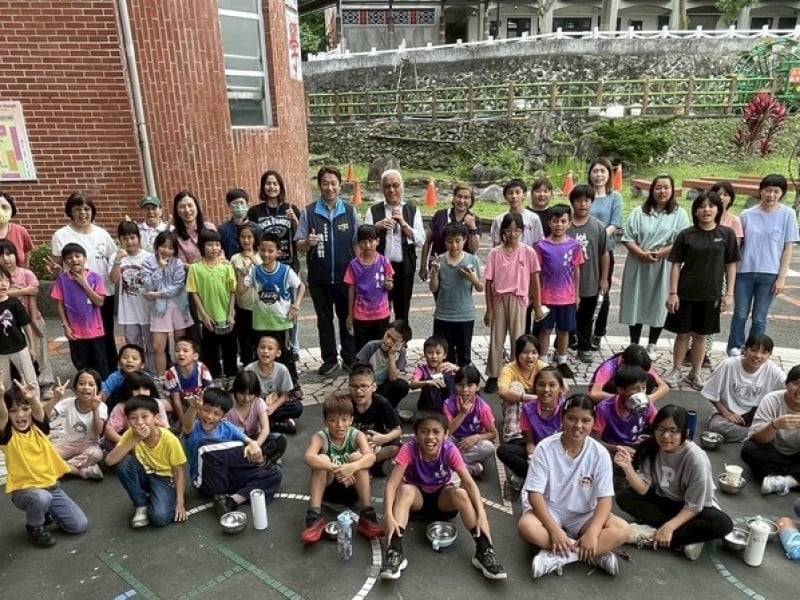 景美國小再創佳績 魏嘉賢與程美蓮親訪鼓勵