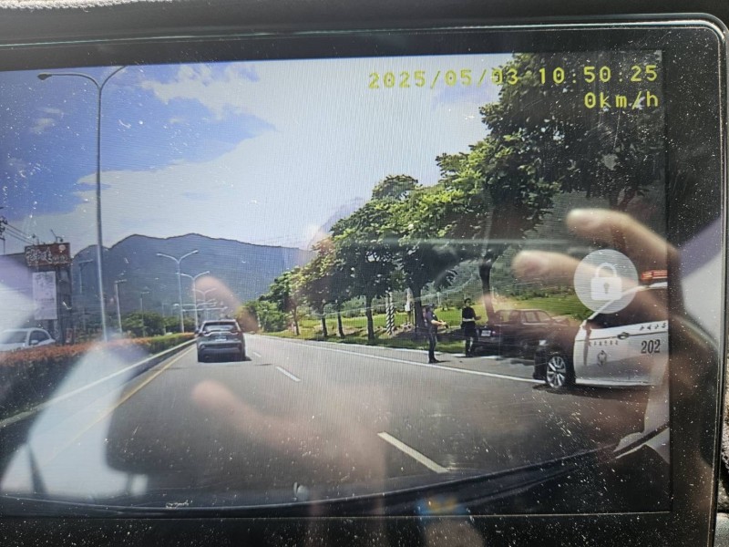 台9線新城路段驚傳疑自撞車禍　民眾拍下畫面PO網提醒用路人注意