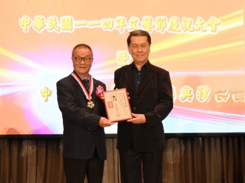 筆耕一甲子傳藝文風骨 資深媒體人田德財榮獲2025「榮譽中國文藝獎章」