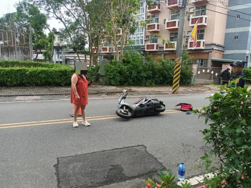路邊狗突竄出遭撞逃 騎士、乘客噴飛摔車