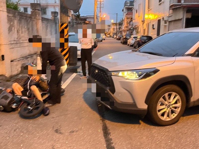 花蓮市老翁騎電動自行車遭車撞　傷勢不明