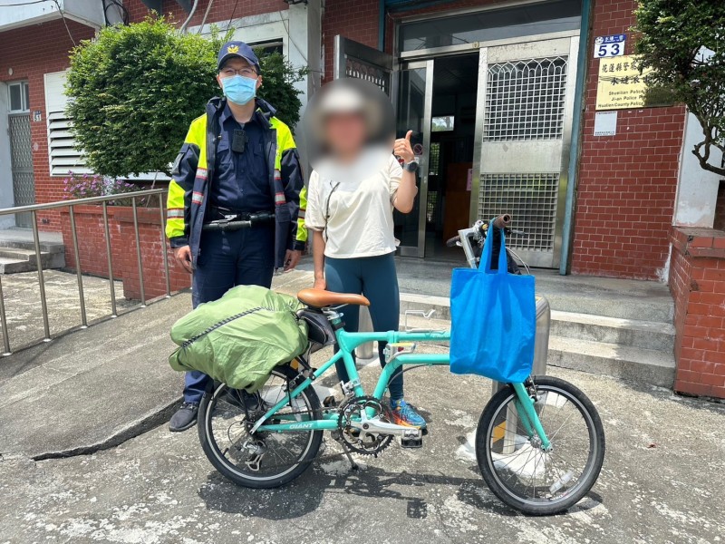 單車爆胎無助求援 水璉警熱心打氣助旅人重上路