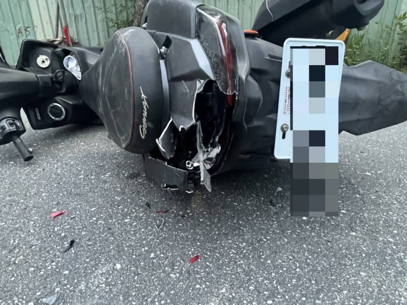 遊覽車、重機路口擦撞 騎士腳部受傷送醫