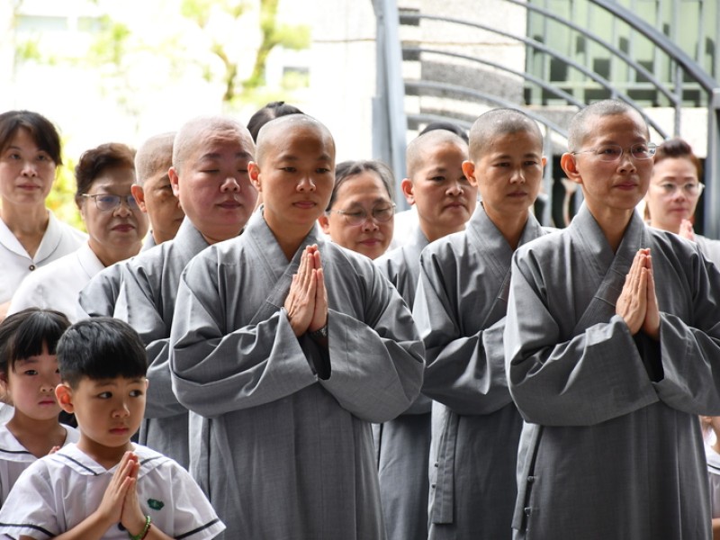 慈大附中師生浴佛 千人齊心祈願人間淨土