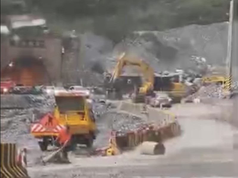 快訊/ 蘇花匯德隧道口土石泥流 馬路變河「漂油桶」