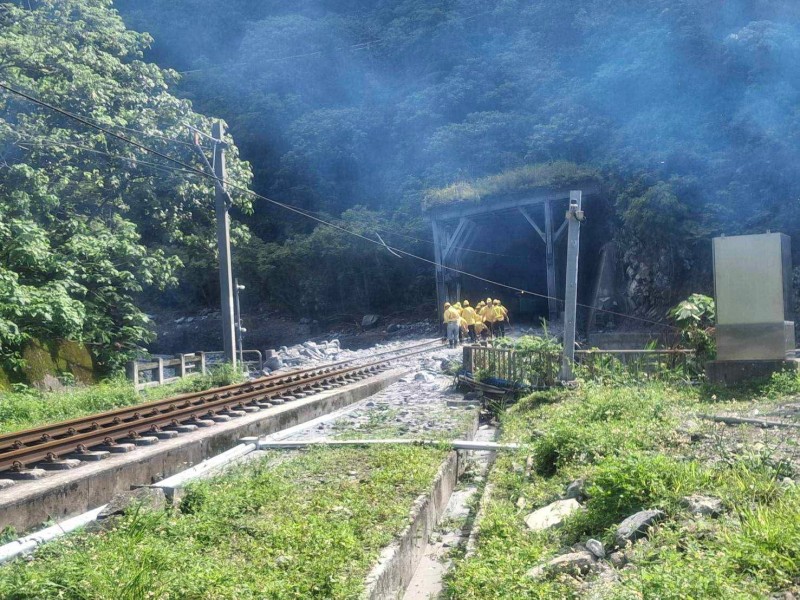 豪雨衝擊東部鐵路運輸 台鐵和仁至崇德路段中斷 將以柴聯車接駁