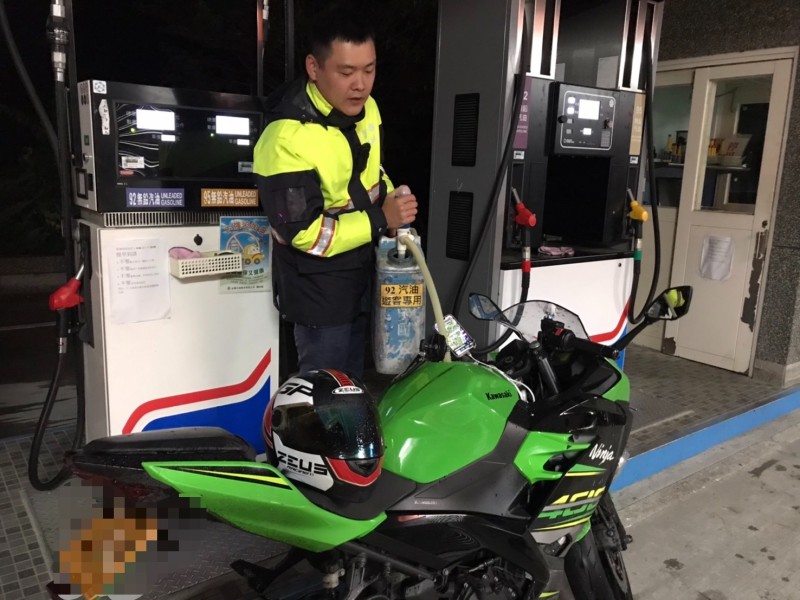 合歡山深夜沒油卡關!大學生誤算時間受困 熱心員警暖心馳援