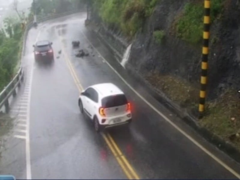 台9丁63.3k落石 車輛行進險象環生