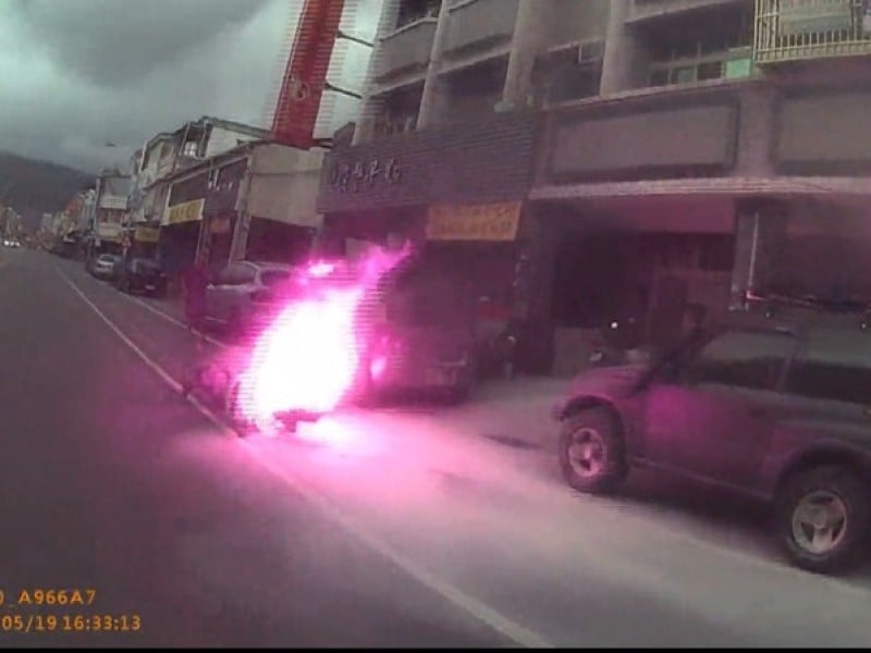 腳踩「風火輪」嗎? 微型電動車自燃