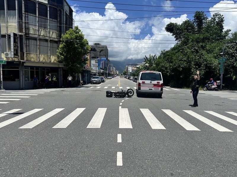 救護車與機車路口相撞